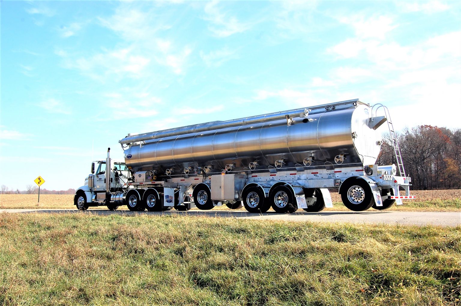 Bulk Feed Trailers - Hensley Fabricating & Equipment, Inc.